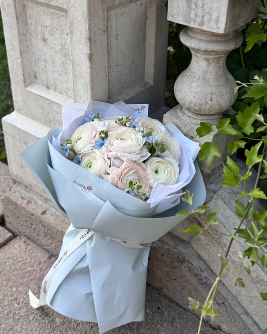 Ranunculus & Tweedia