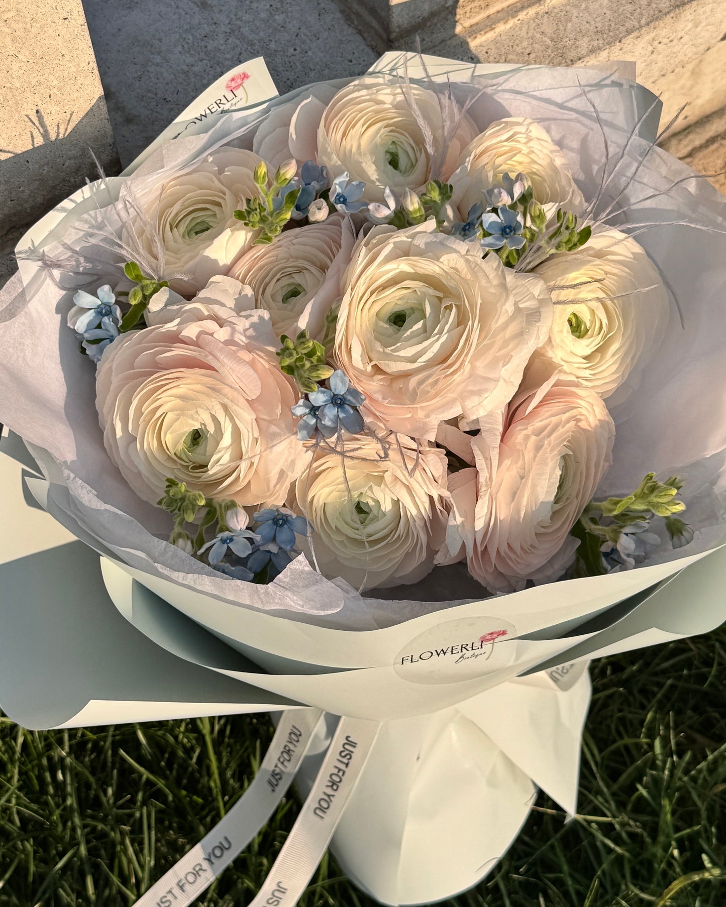 Ranunculus & Tweedia
