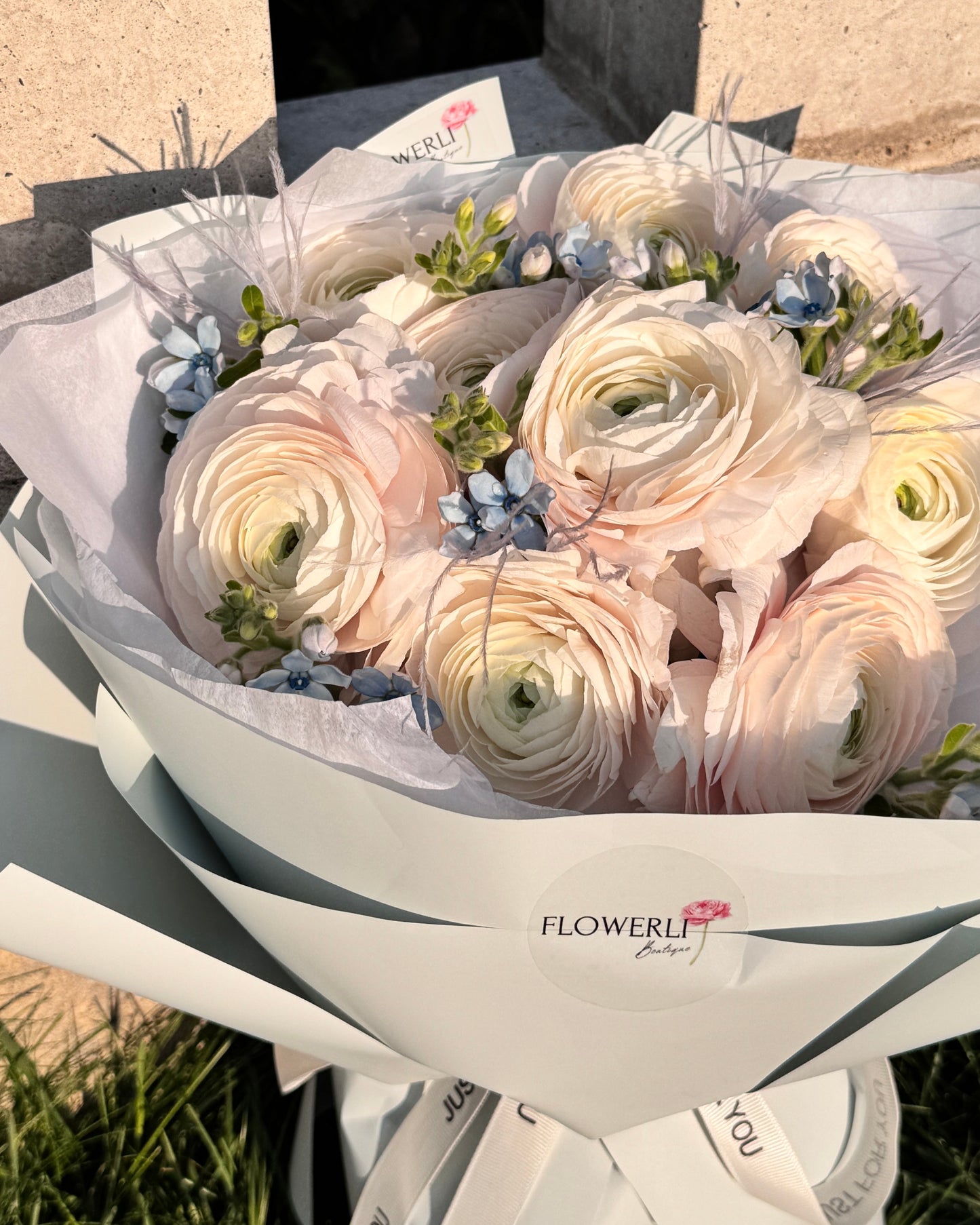 Ranunculus & Tweedia