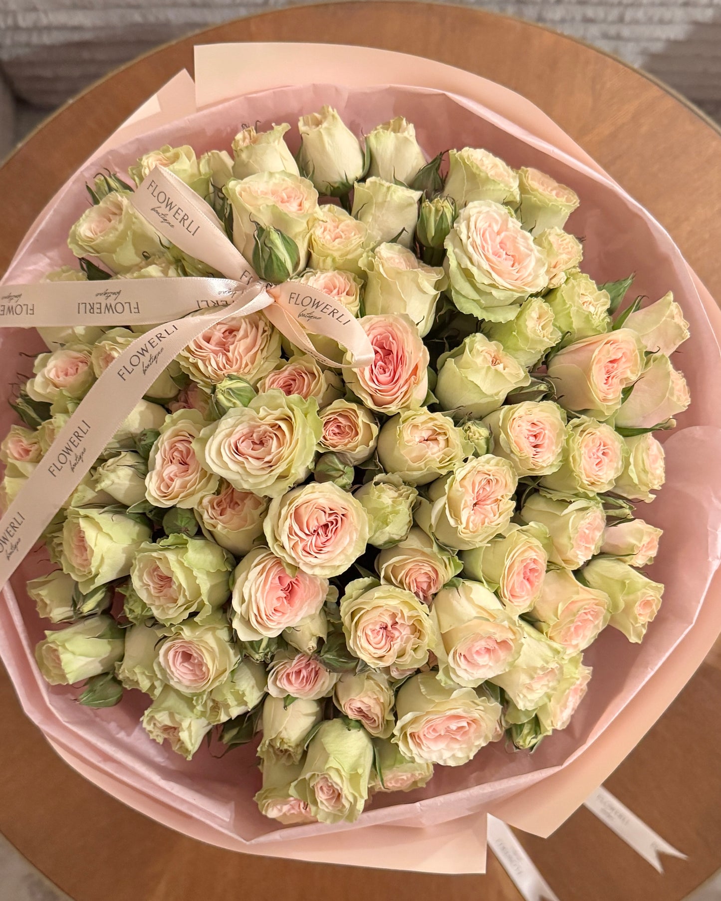 Bicolour spray roses mono